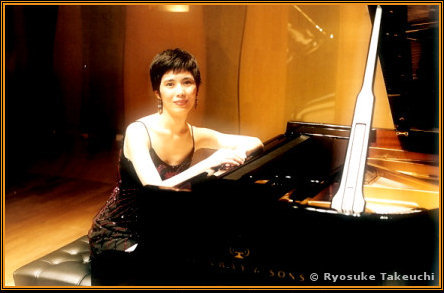 Portrait of Yuuko Suzuki seated at a Steinway grand piano